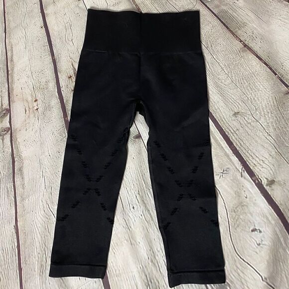 🆕 IVY PARK | Cropped Workout Leggings - Picture 1 of 6